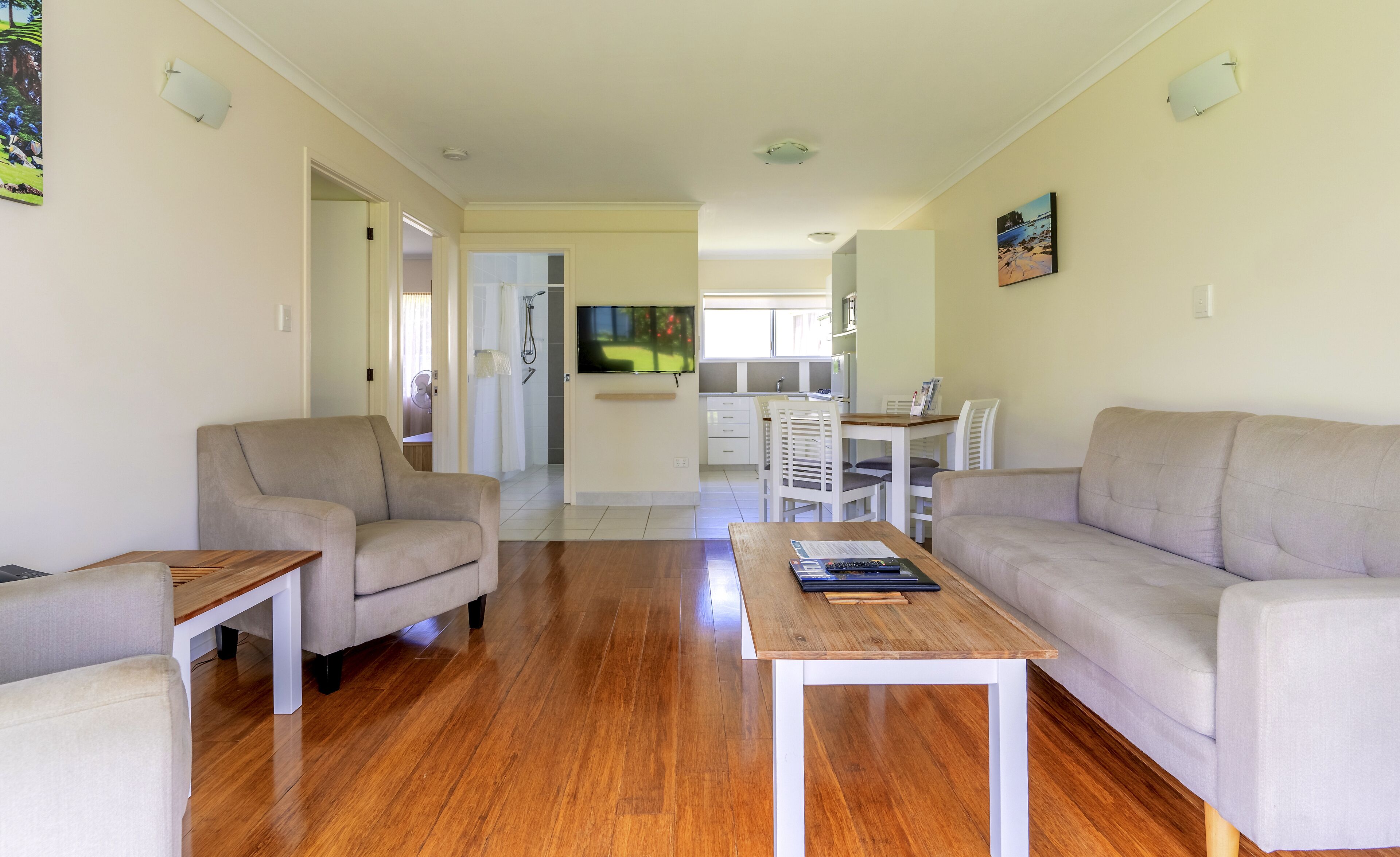 2 kamar tidur, tirai kedap cahaya, dan setrika/meja setrika