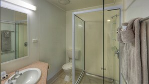 Appartement, 1 chambre | Salle de bain | Douche, séchoir à cheveux, serviettes fournies