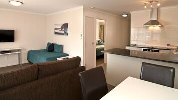 Lower Seaview Suite | Living room