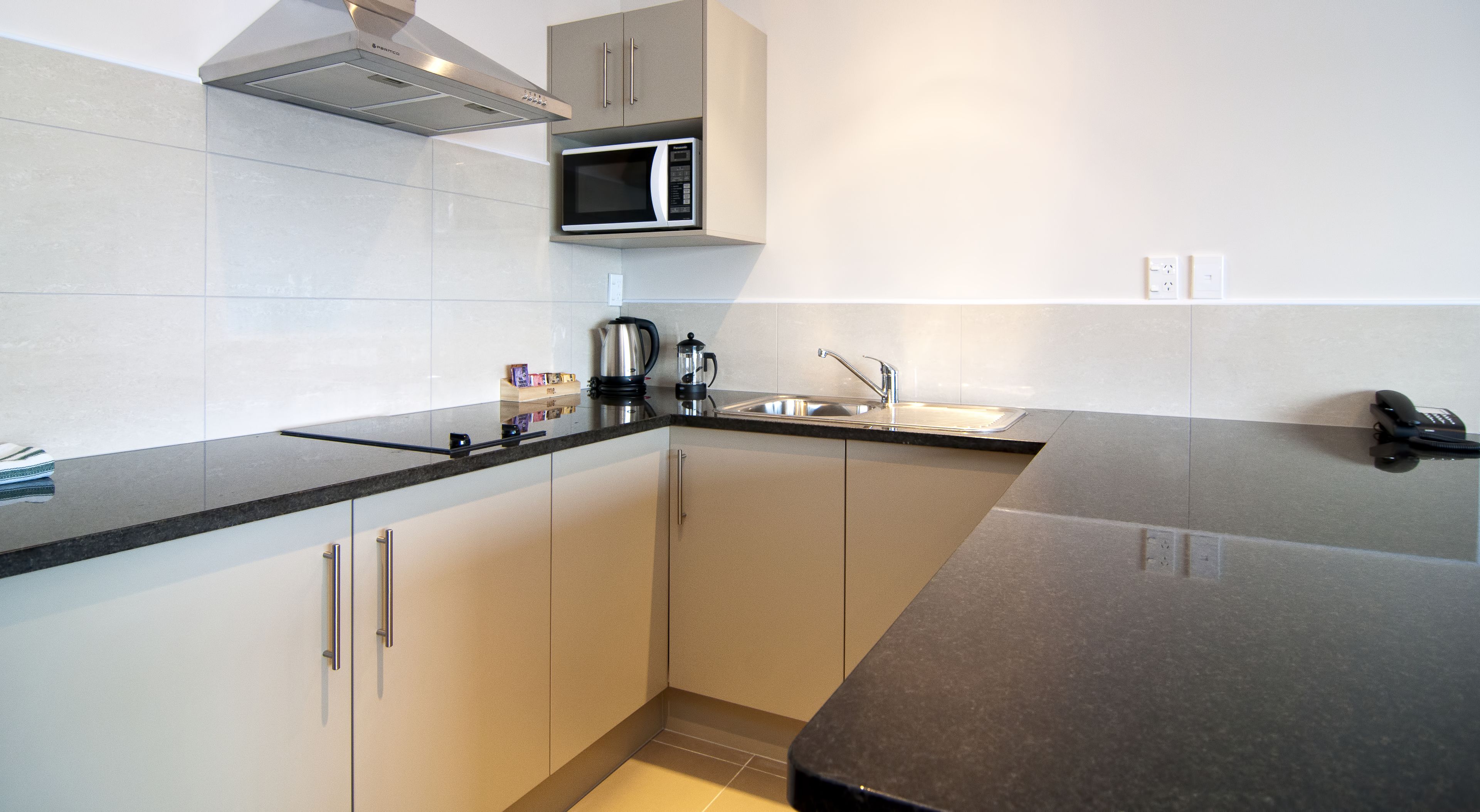 Suite, 1 habitación, vistas parciales al mar | Cocina básica privada | Frigorífico, microondas, placa de cocina y cafetera o tetera