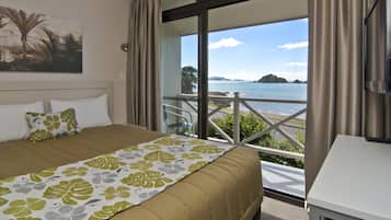 Deluxe Waterfront Suite Ocean | Interior detail