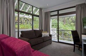 Deluxe Waterfront Suite Ocean | Living area | 32-inch flat-screen TV with satellite channels, TV - Breakwater Motel (Paihia)