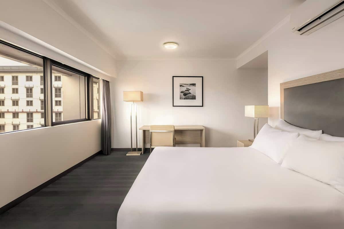 Standaard kamer, 1 queensize bed, uitzicht op stad | Een kluis op de kamer, een bureau, geluiddichte muren
