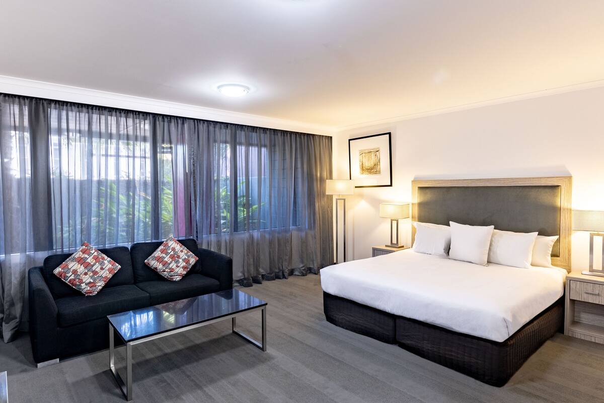 standard room, 1 king bed, city view | in-room safe, desk, soundproofing, iron/ironing board