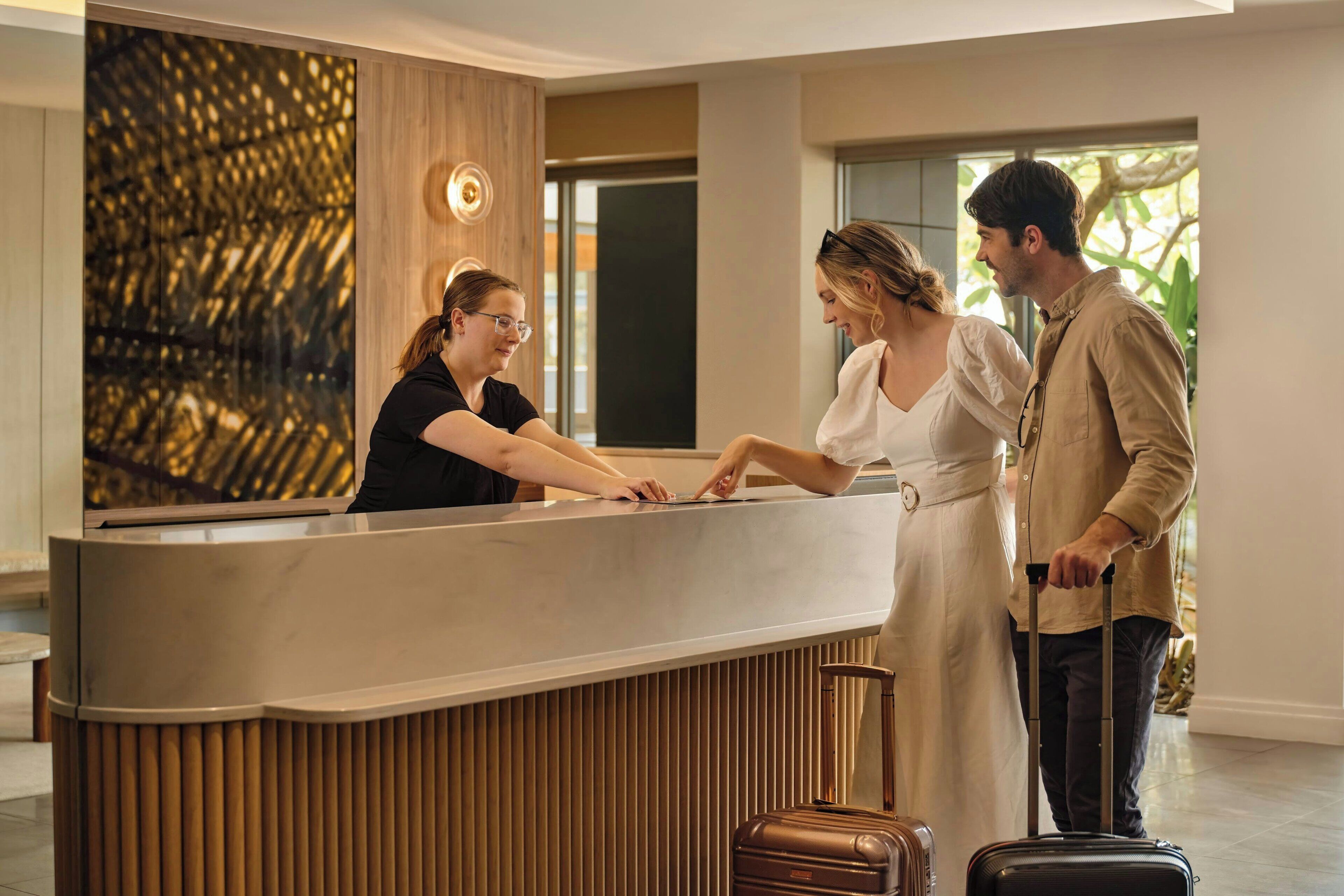 Una reception dal design moderno, una parete rivestita in legno e un'ampia finestra che lascia entrare la luce naturale.