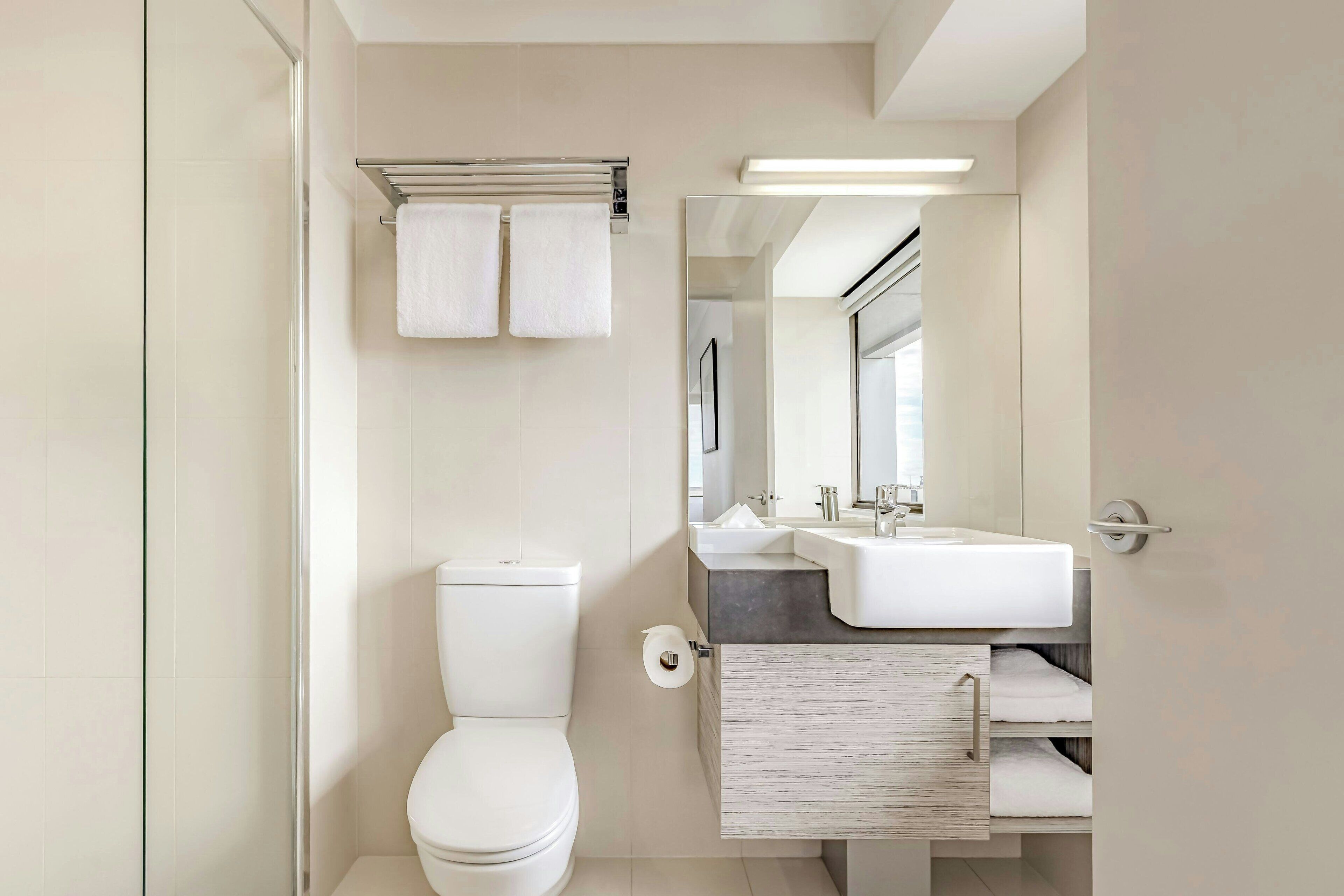 standard room, 1 queen bed, city view | bathroom | shower, hair dryer, towels, soap