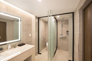 Rainfall showerhead, free toiletries, hair dryer, bathrobes - Hotel Forêt Premier Haeundae (Busan)