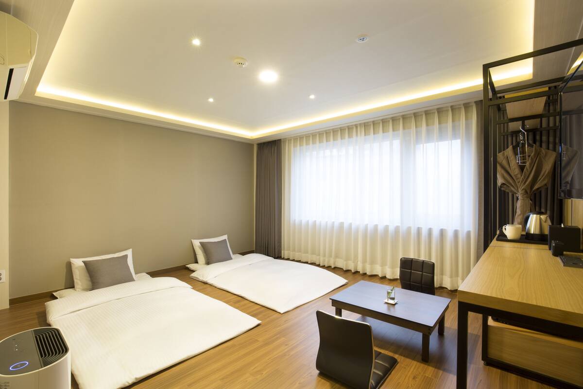Traditional Room | In-room safe, laptop workspace, iron/ironing board (on request)
