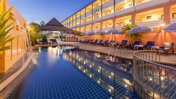 Una piscina al aire libre