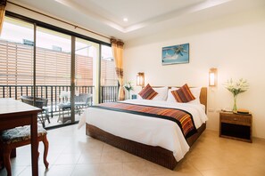 Habitación superior | Ropa de cama de alta calidad y caja de seguridad en la habitación