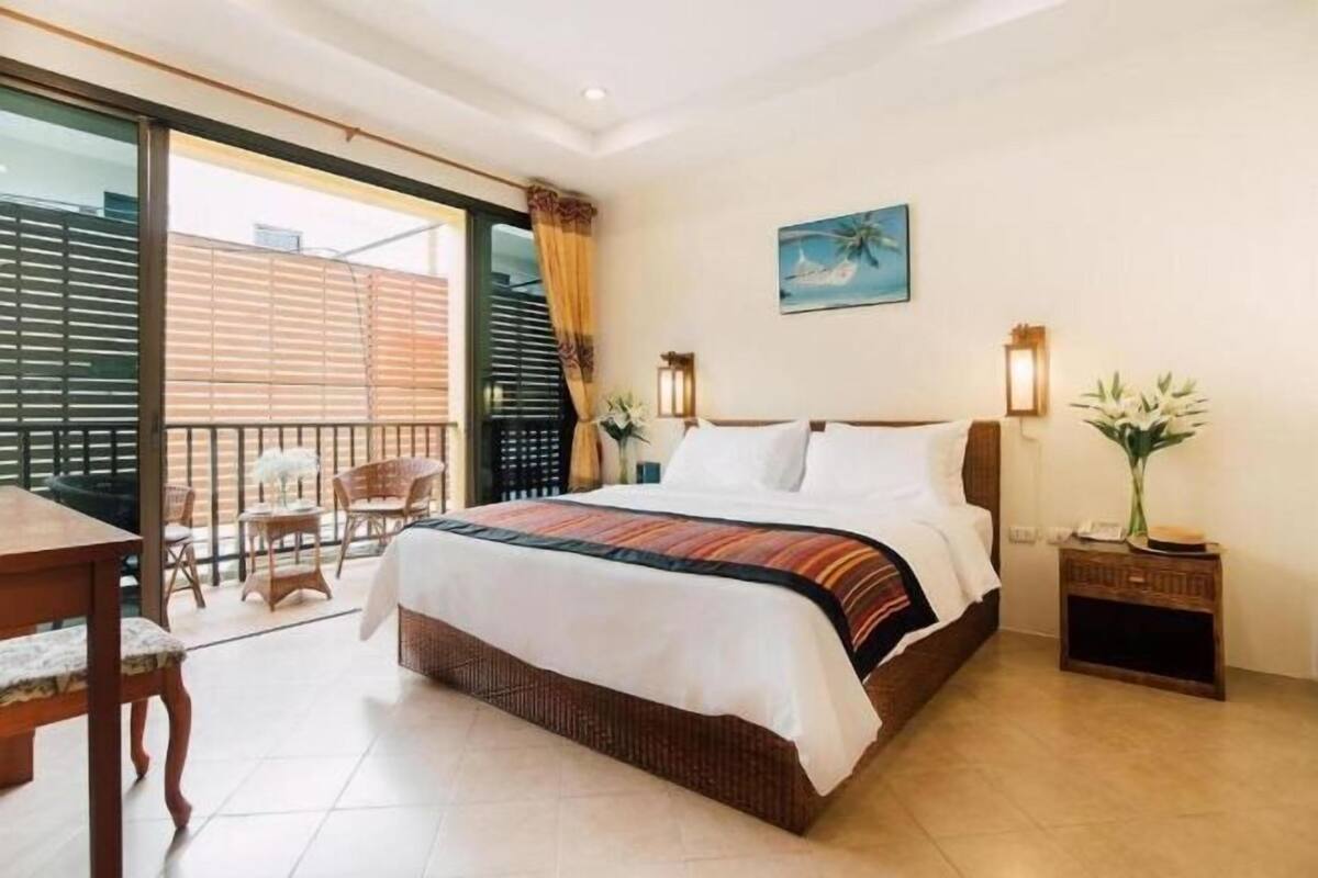 Premium bedding, in-room safe, soundproofing, cribs (free)