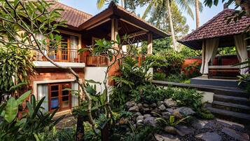 Suite clásica, 2 habitaciones | Minibar, caja fuerte, escritorio y cortinas opacas