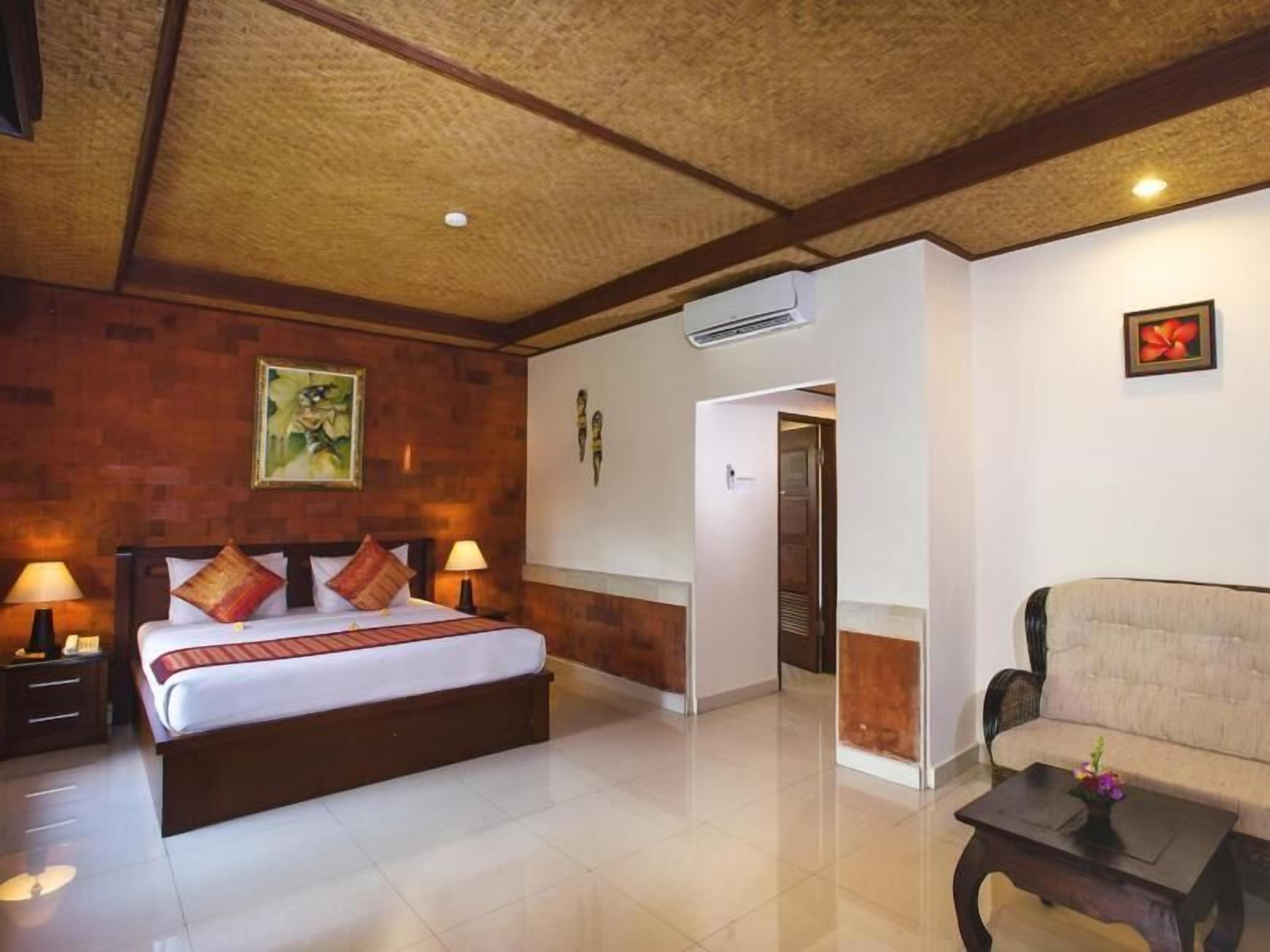 Minibar, caja de seguridad en la habitación y escritorio 