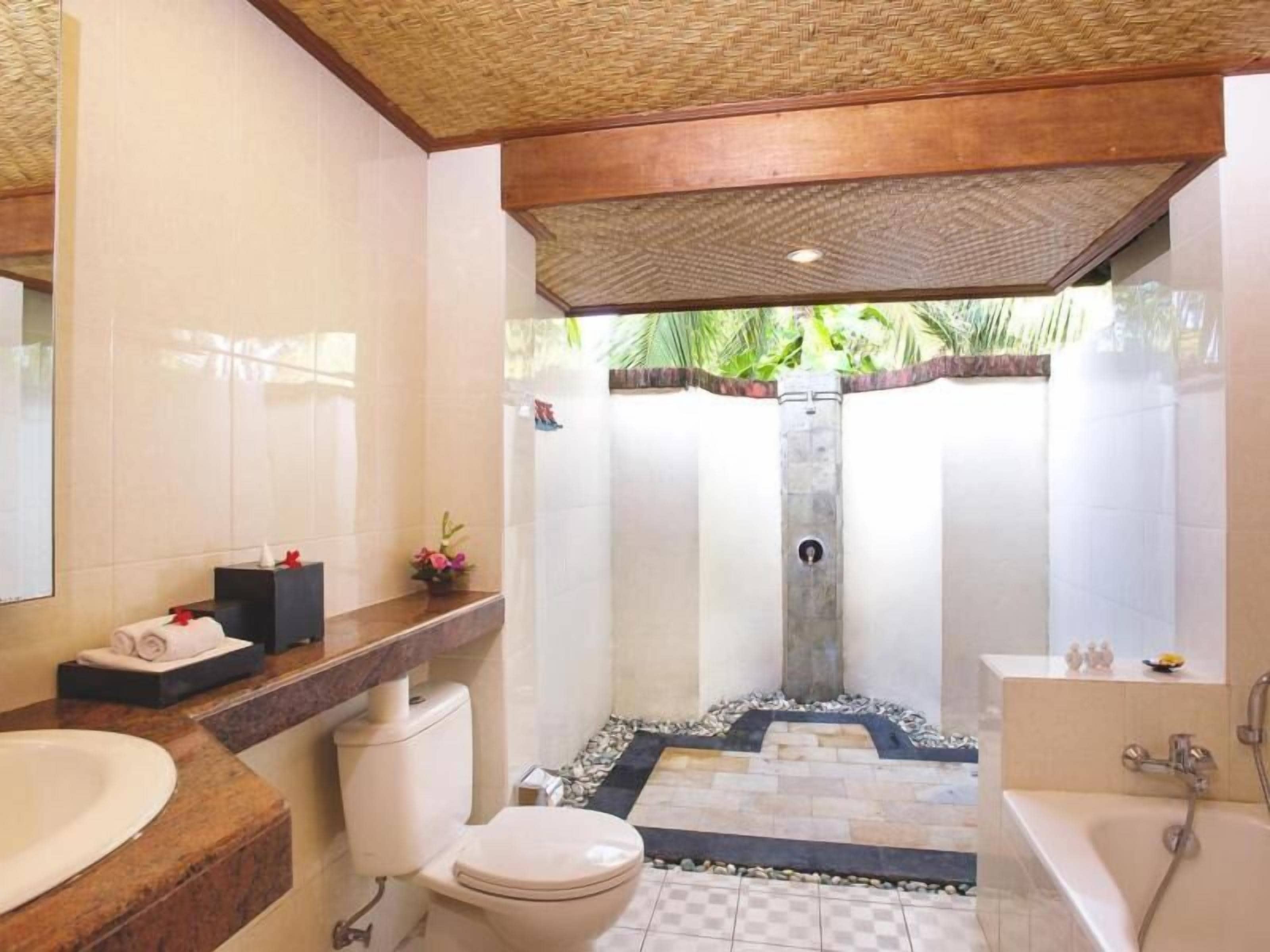 Bañera y ducha independientes, secador de pelo, toallas