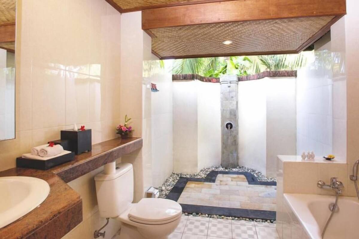 Bañera y ducha independientes, secador de pelo, toallas