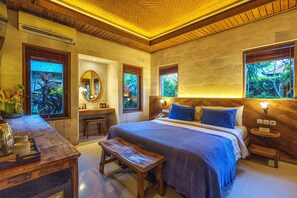 Habitación familiar | Minibar, caja de seguridad en la habitación y escritorio