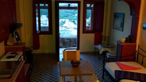 Chambre triple Standard, vue sur la mer | Aire de séjour | Téléviseur ACL