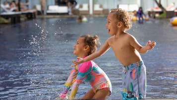 Una piscina al aire libre, sillones reclinables de piscina