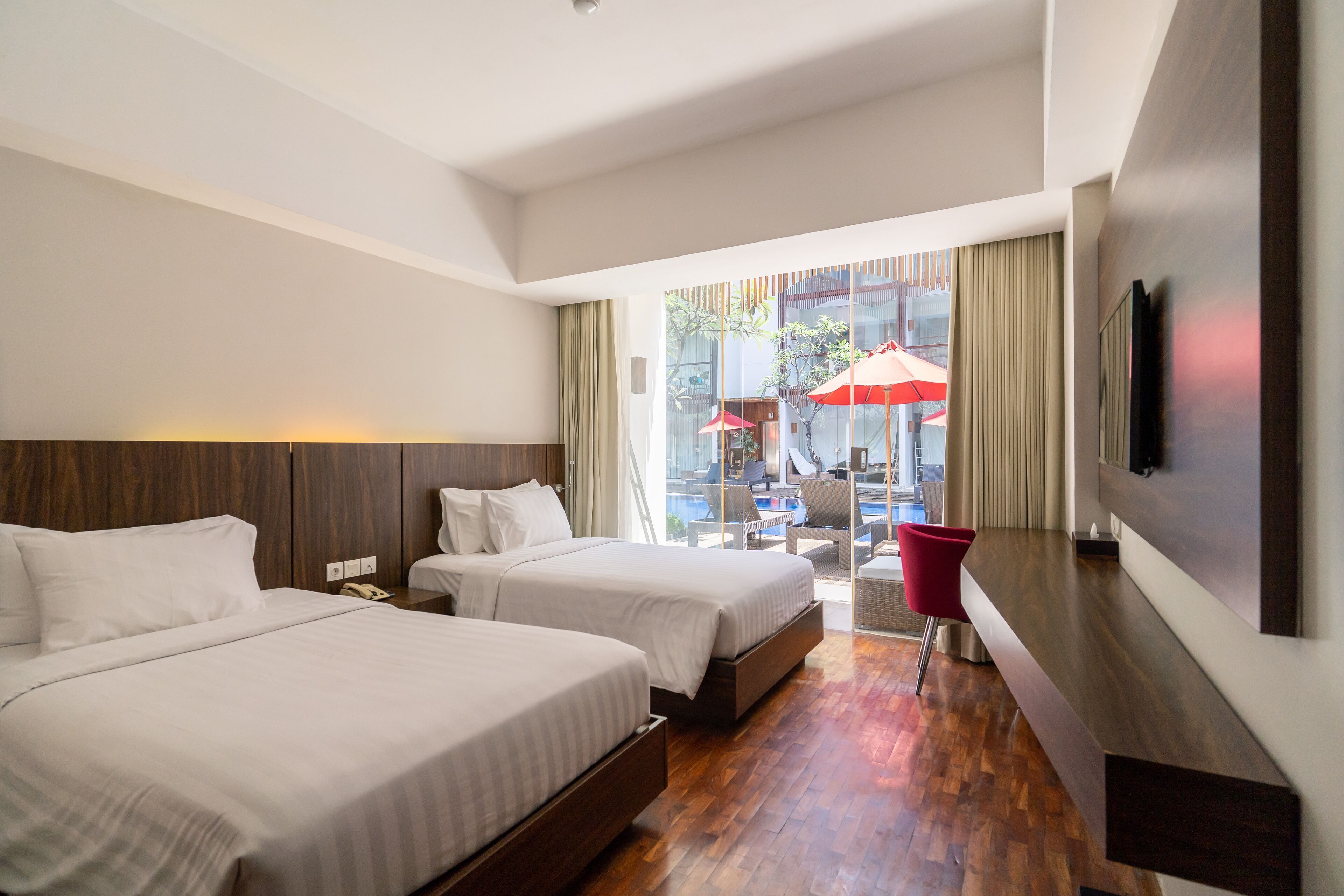 Frigobar, cofres nos quartos, escrivaninha