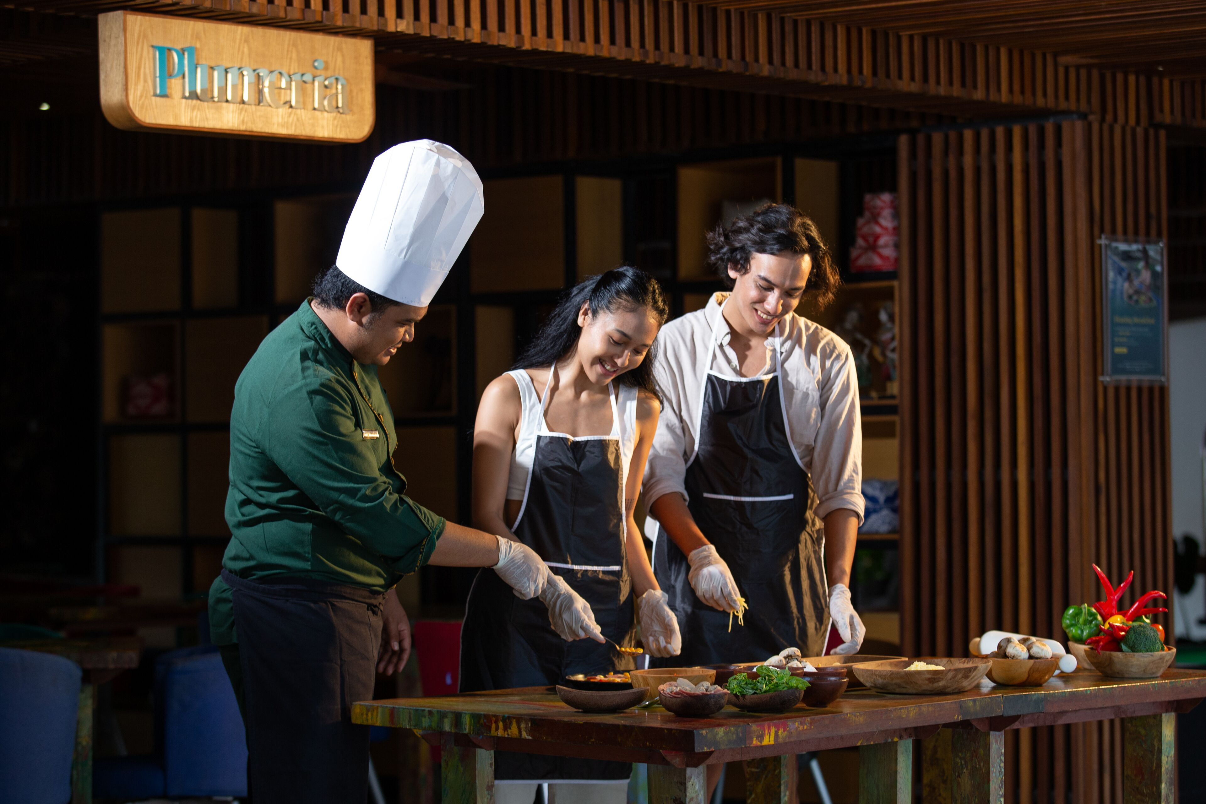 Een restaurantinterieur met een houten bord waarop 