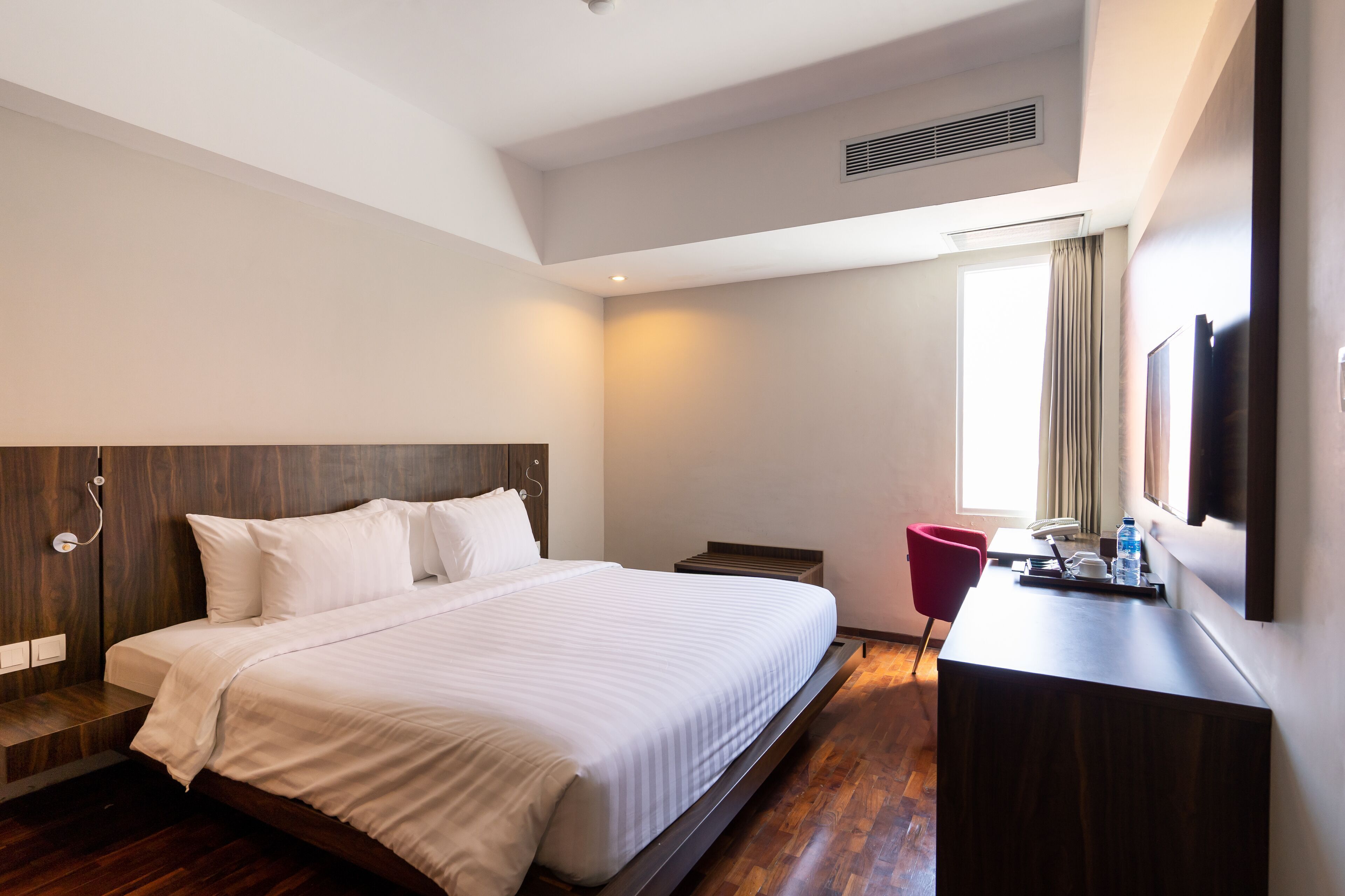 Frigobar, cofres nos quartos, escrivaninha