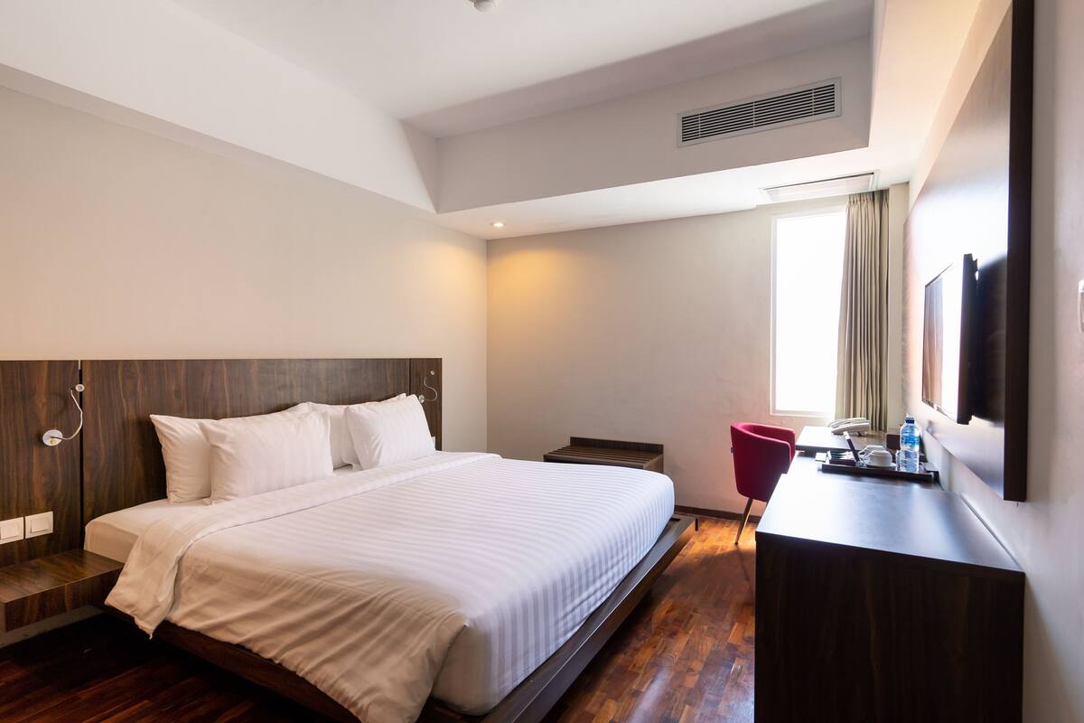 Minibar, in-room safe, desk, iron/ironing board