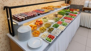 Buffet com diversos alimentos e acompanhamentos.
