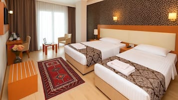 Seprai premium, minibar, brankas, dan meja kerja