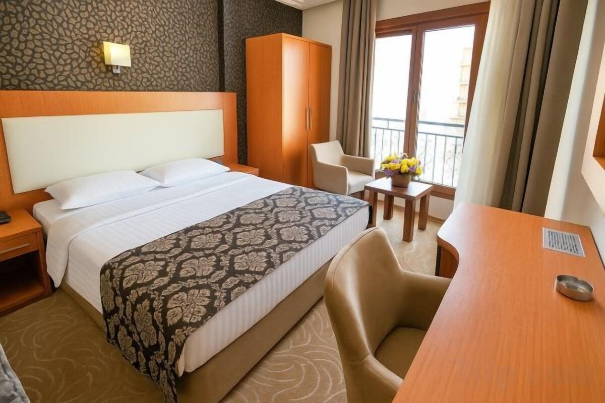 Ropa de cama de alta calidad, minibar, caja fuerte y escritorio