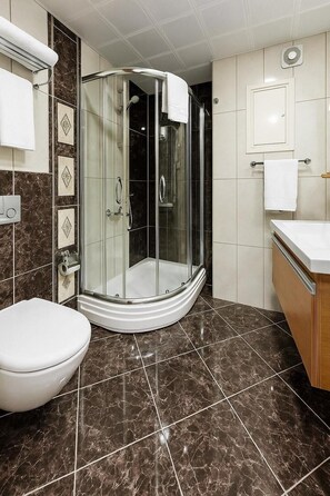 Rainfall showerhead, free toiletries, hair dryer, slippers