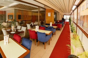 2 restaurants, servant le dîner et le souper; cuisine turque