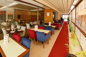 2 restaurants, servant le dîner et le souper; cuisine turque