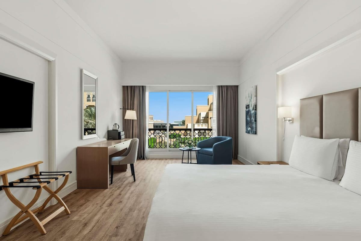 Deluxe Room, 1 King Bed, Garden View | Free minibar, in-room safe, desk, free WiFi