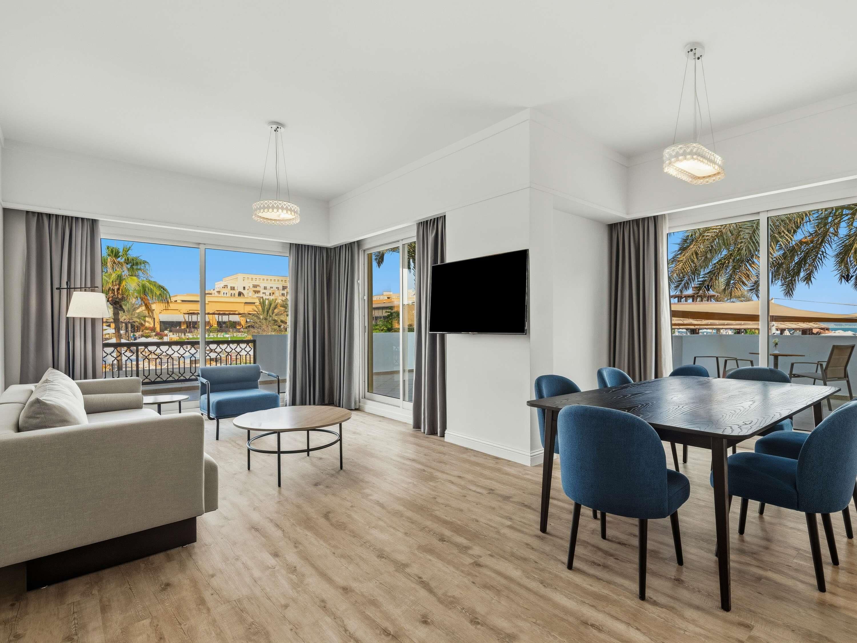 Minibar con artículos gratuitos y caja de seguridad en la habitación 