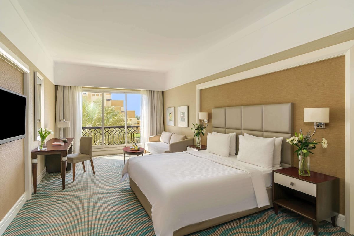 Deluxe Room, 1 King Bed, Garden View | Free minibar, in-room safe, desk, free WiFi