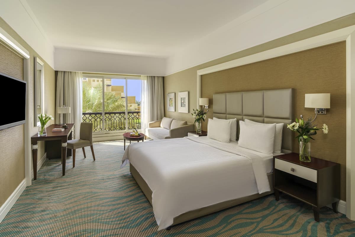 Habitación Deluxe, 1 cama King size, vista al jardín | Artículos del minibar gratis y caja de seguridad en la habitación