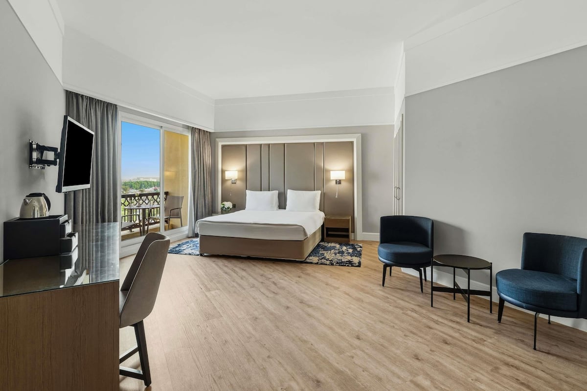 Artículos del minibar gratis y caja de seguridad en la habitación