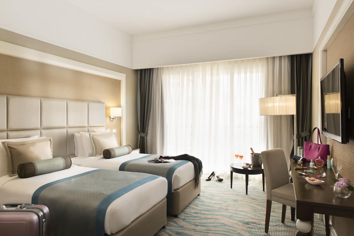 Artículos del minibar gratis y caja de seguridad en la habitación