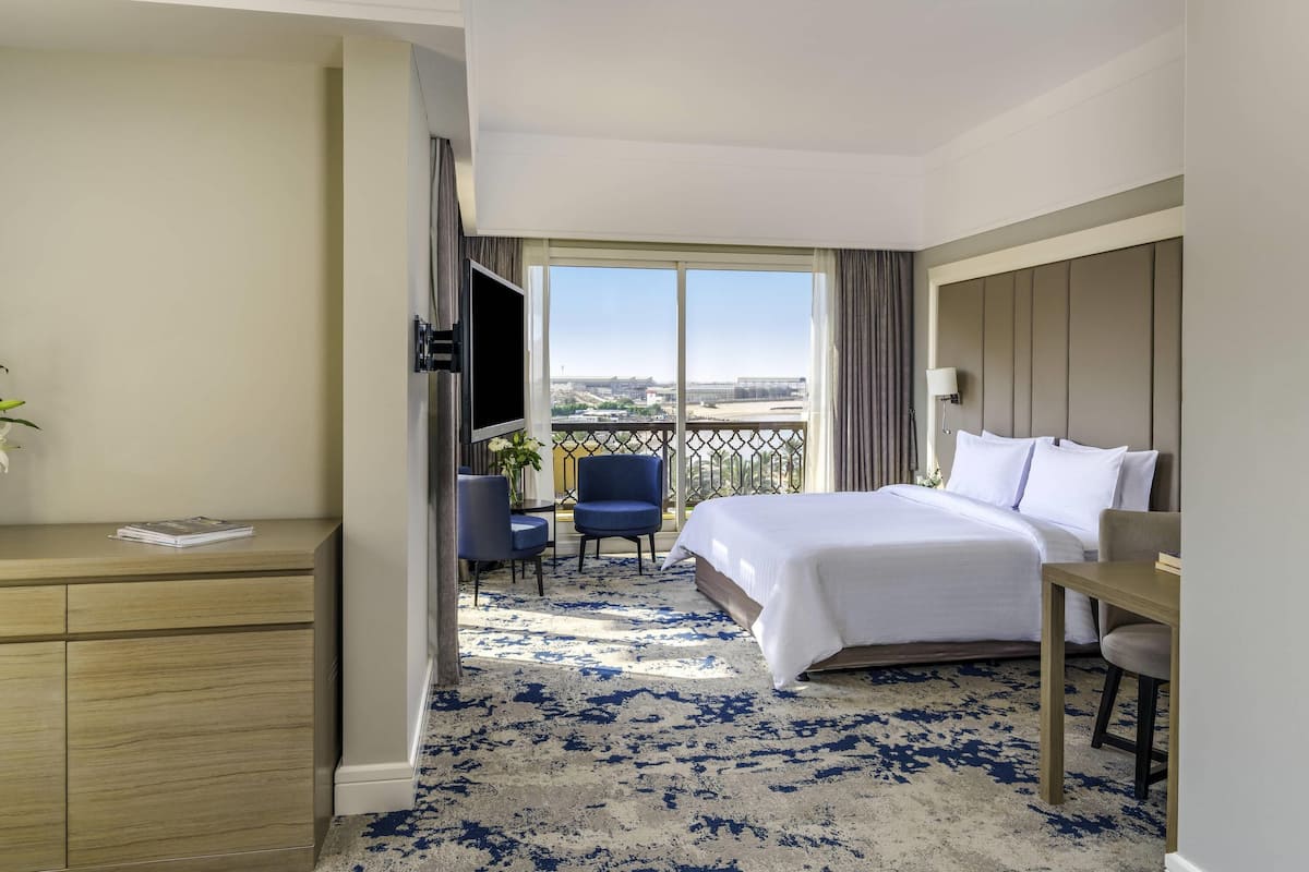 Free minibar, in-room safe, desk, free WiFi