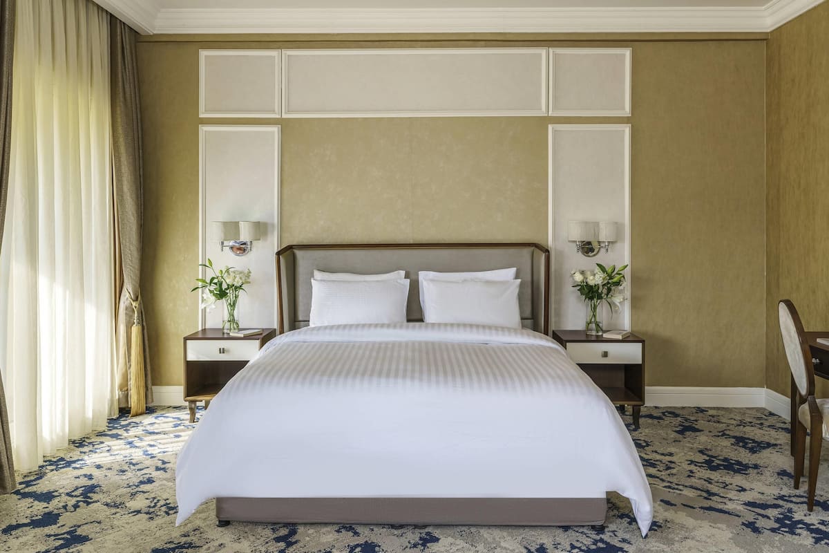 Free minibar, in-room safe, desk, free WiFi