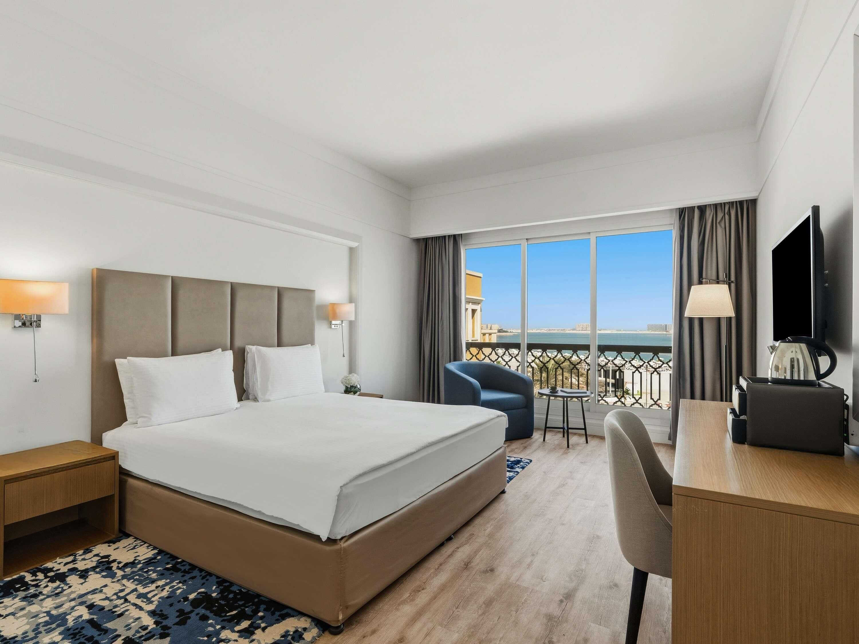 Free minibar, in-room safe, desk, free WiFi