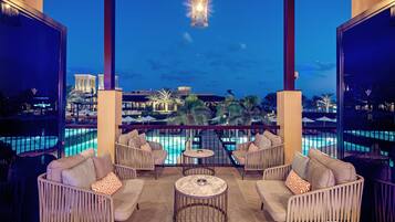 7 bars/lounges, 6 beach bars, poolside bar