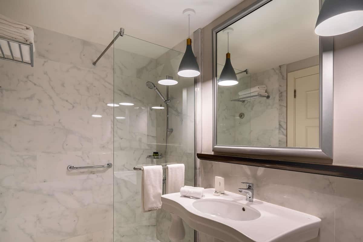 Free minibar, in-room safe, desk, free WiFi
