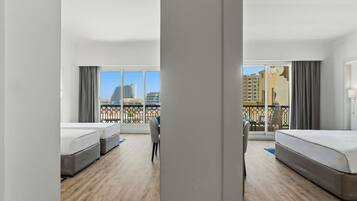 Suite familiare, 2 camere da letto, vista mare | Minibar con snack e bevande gratuite, una cassaforte in camera