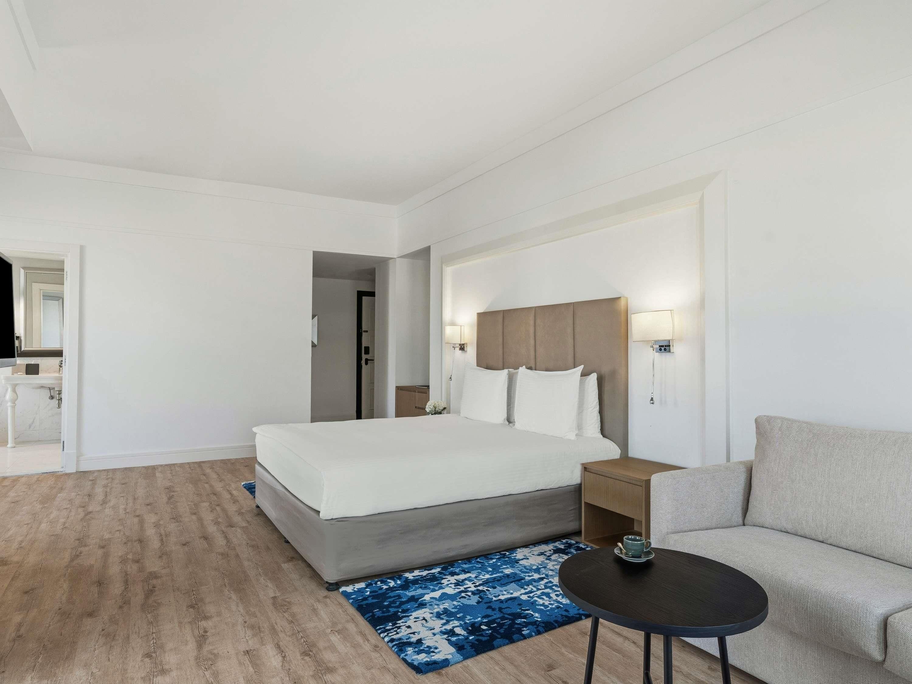 Premium Room, 1 King Bed, Sea View | Free minibar, in-room safe, desk, free WiFi