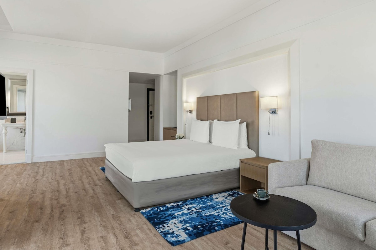 Premium Room, 1 King Bed, Sea View | Free minibar, in-room safe, desk, free WiFi