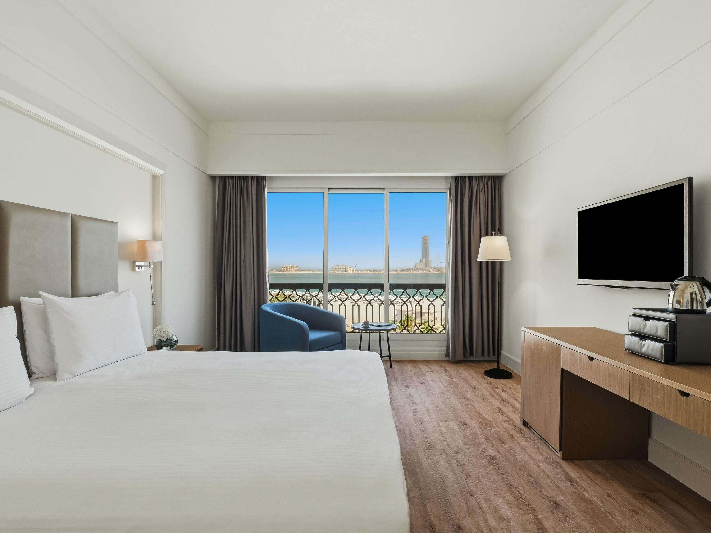 Deluxe Room, 1 King Bed, Sea View | Free minibar, in-room safe, desk, free WiFi