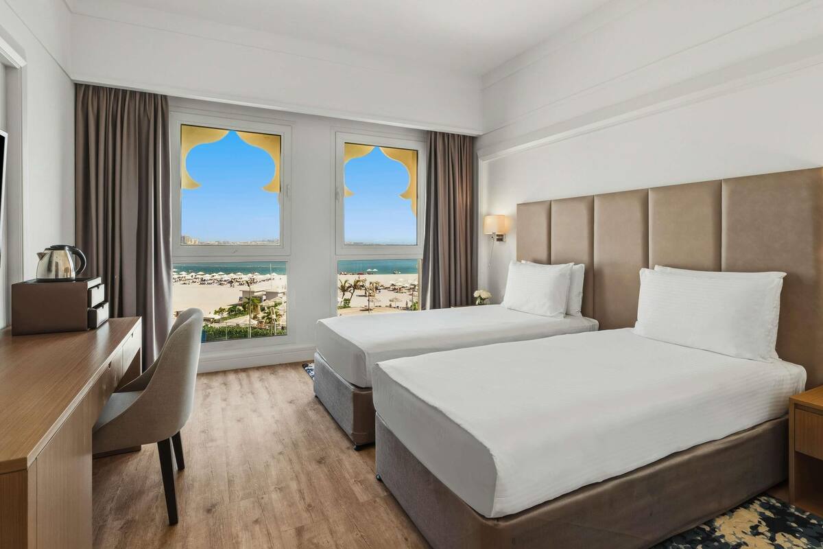Habitación Deluxe, 2 camas individuales, vista al mar | Artículos del minibar gratis y caja de seguridad en la habitación 