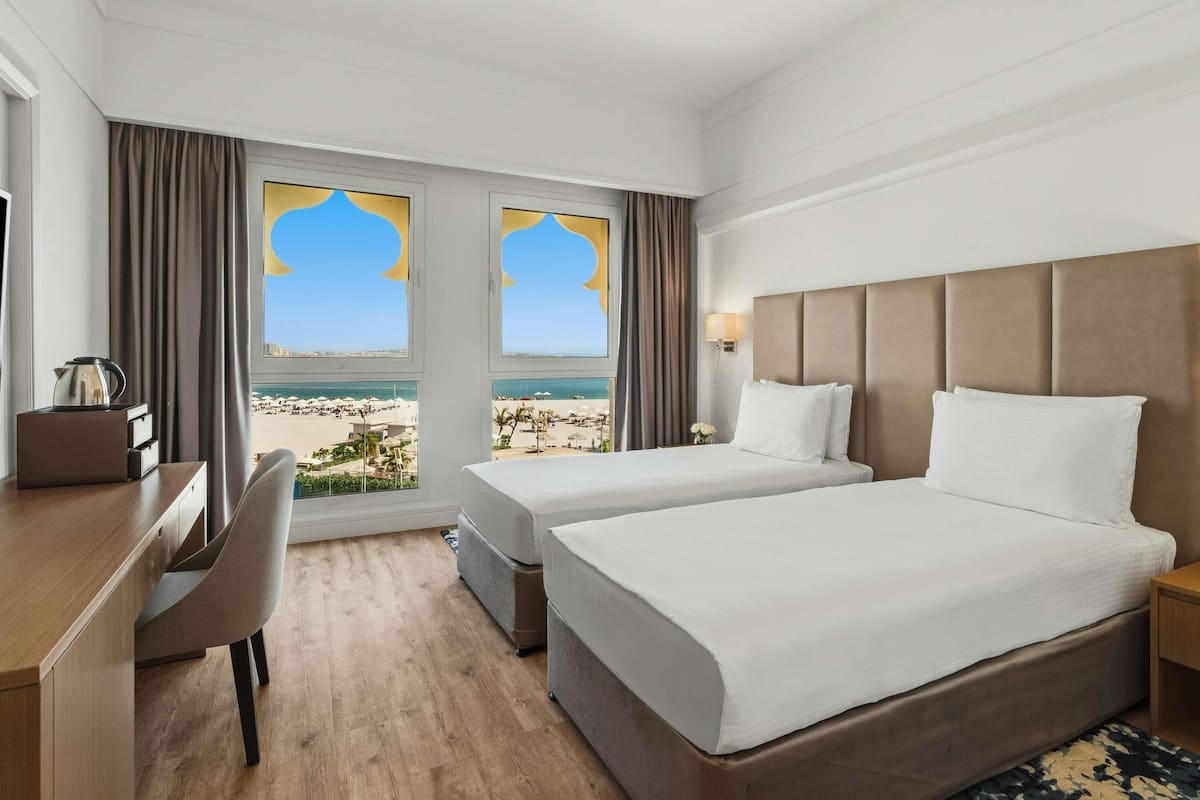 Deluxe-Zimmer, 2 Einzelbetten, Meerblick | Kostenlose Minibar, Zimmersafe, Schreibtisch, kostenloses WLAN