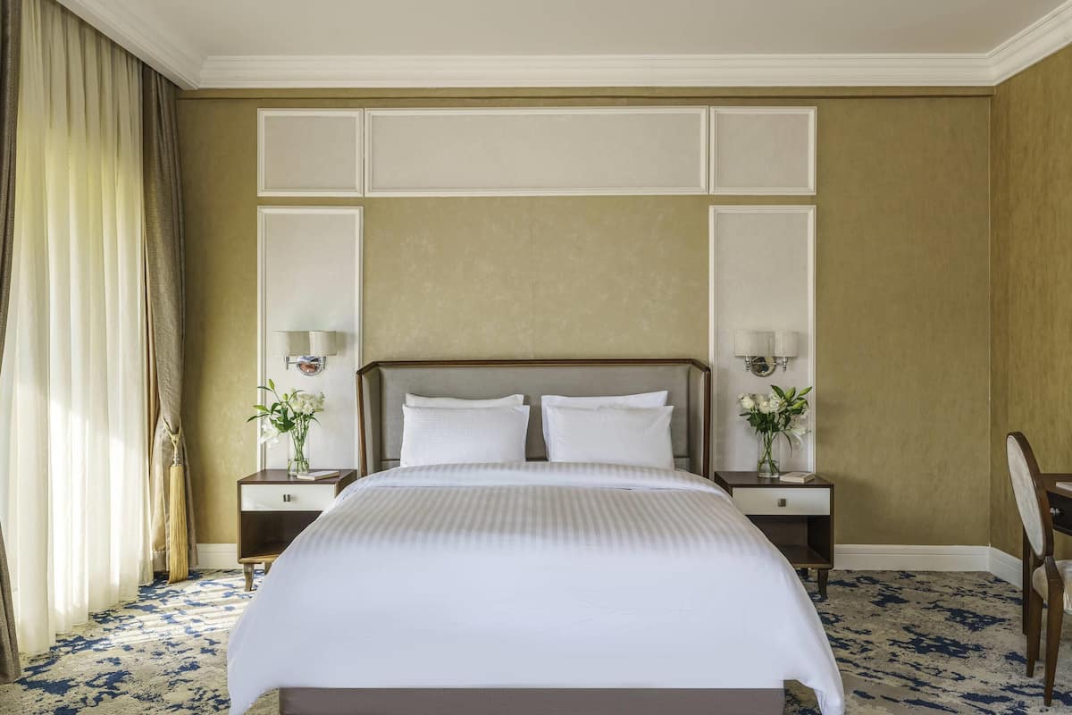 Free minibar, in-room safe, desk, free WiFi